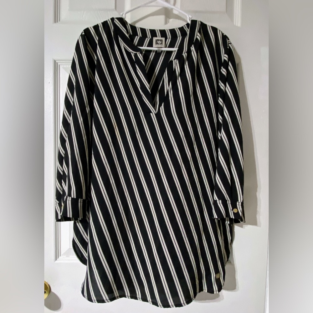 Anne Klein Women’s Black & white stripped pattern Split Neck Blouse Sz.L NWOT♦️